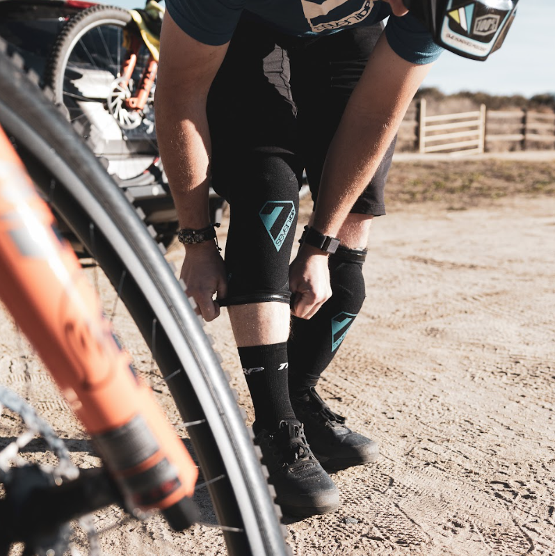 7 iDP Transition Knee Pads - Black