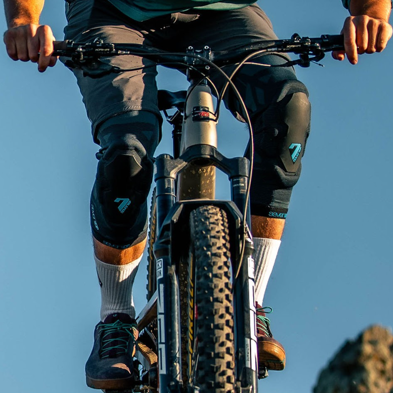 7 iDP Project Knee Pads - Black-Blue-Gray