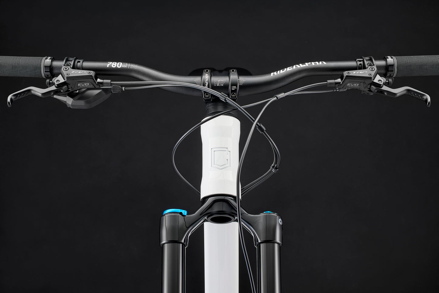 Commencal Meta V5 29 - Essential - Pure White